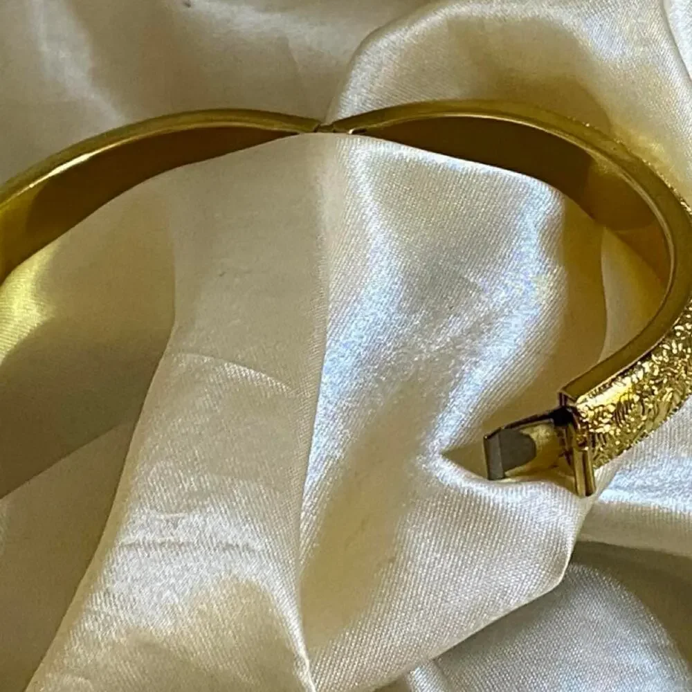Beautiful Vintage Monet gold tone hinged Floral design bangle bracelet No Scuffs